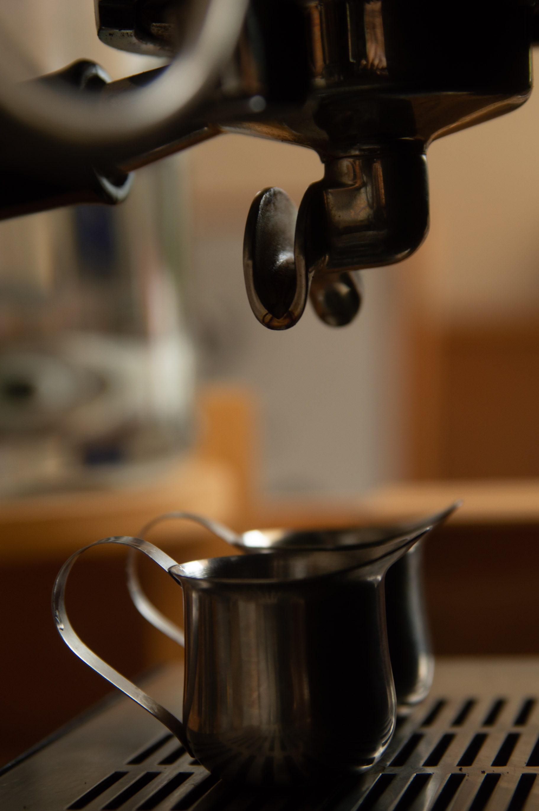 Detalle de máquina de espresso profesional y jarra de leche