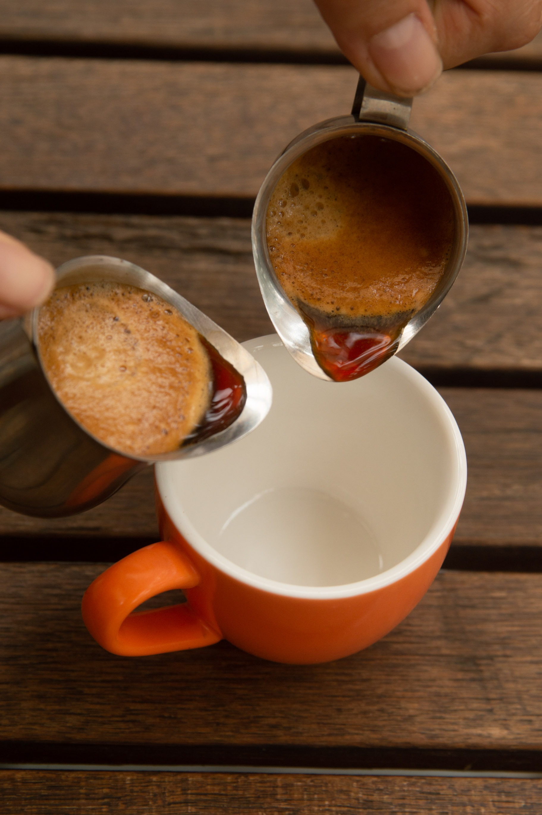 Espresso siendo servido en una taza en Conejo Negro Café