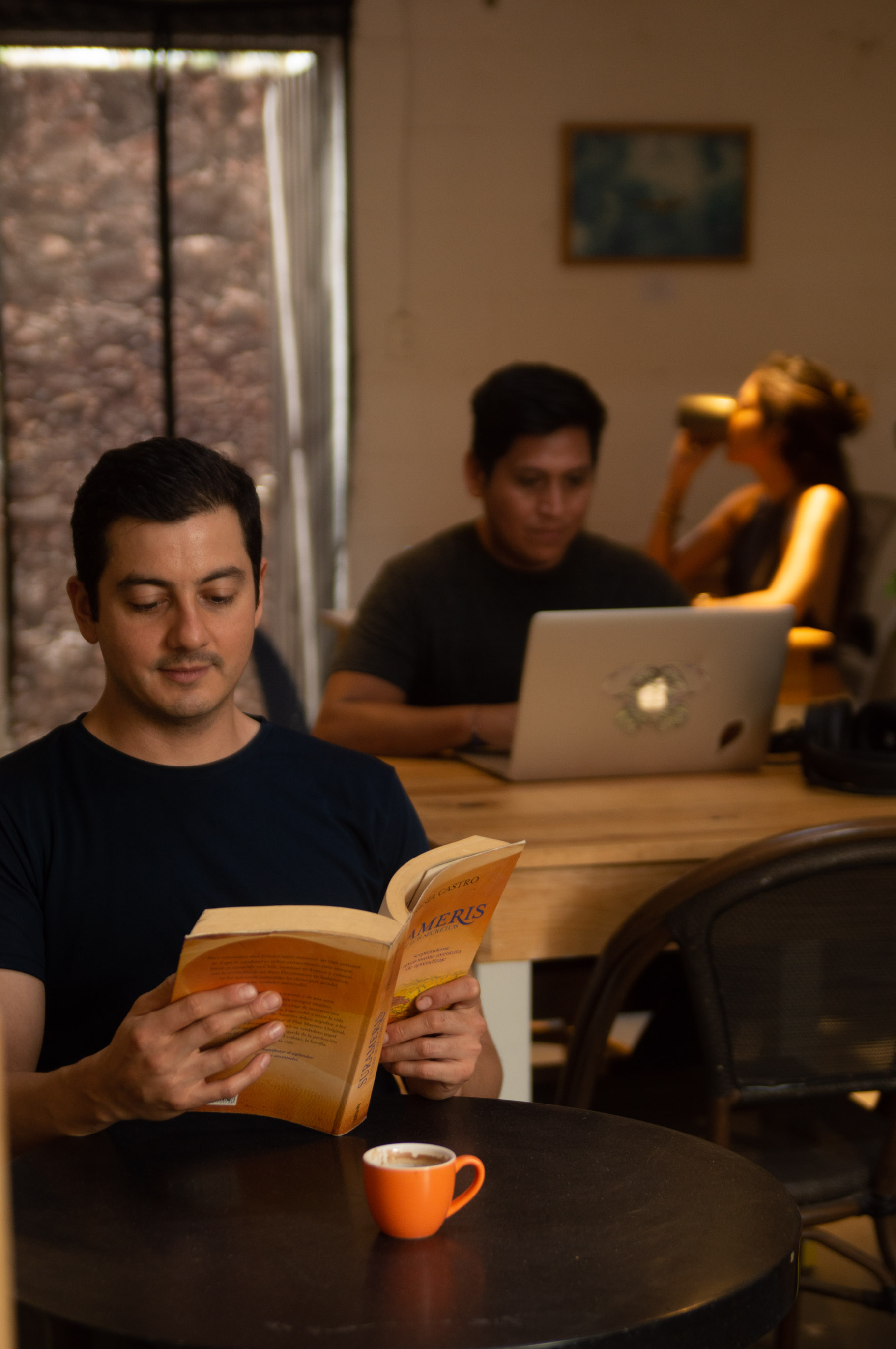 Personas trabajando y leyendo dentro del coworking