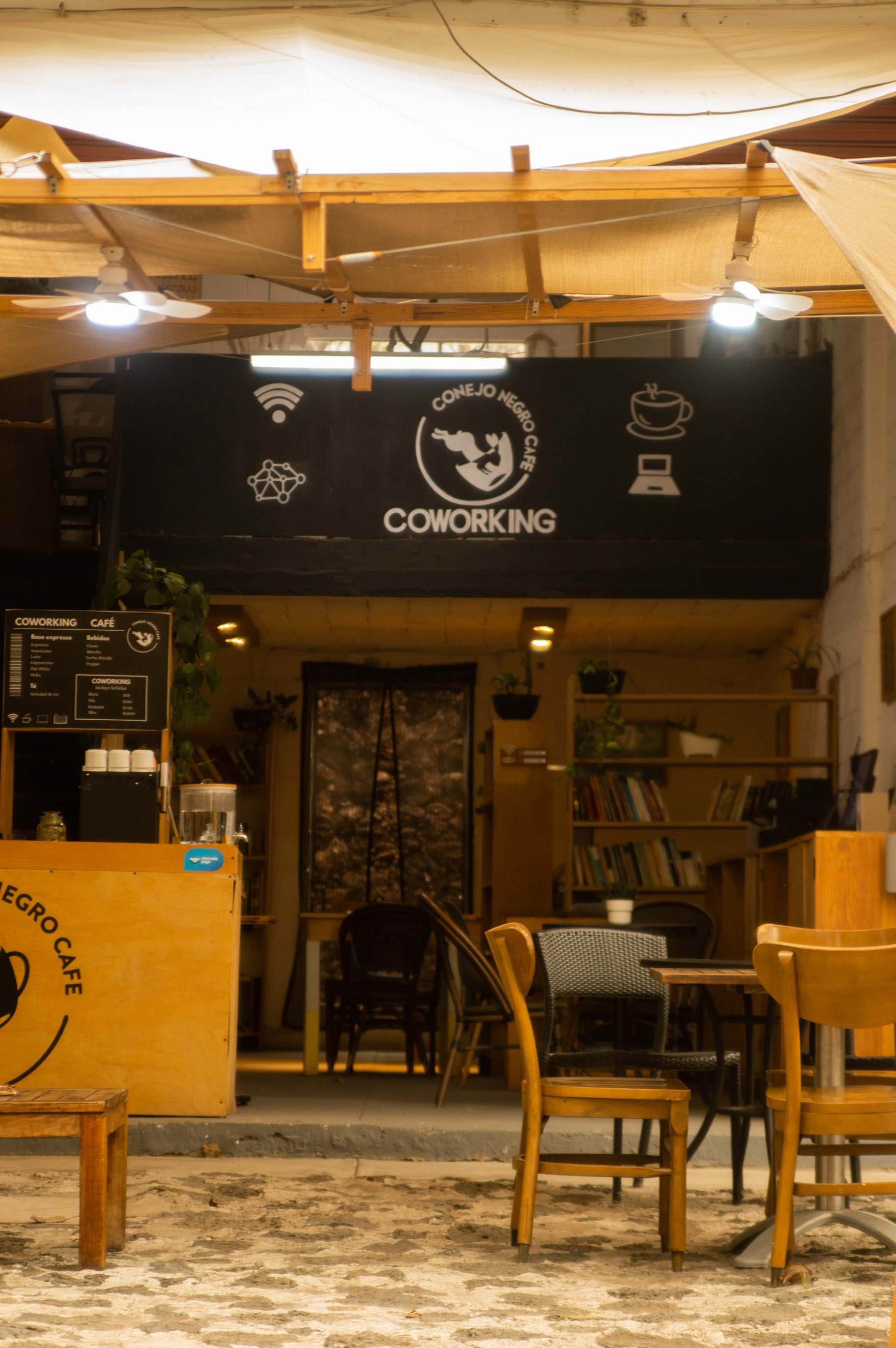 Vista nocturna de Conejo Negro Café con iluminación cálida